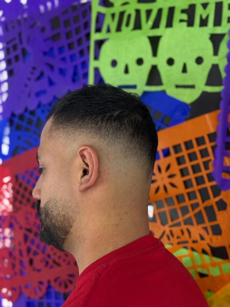 Mid fade con barba perfilada en barbería de Neza