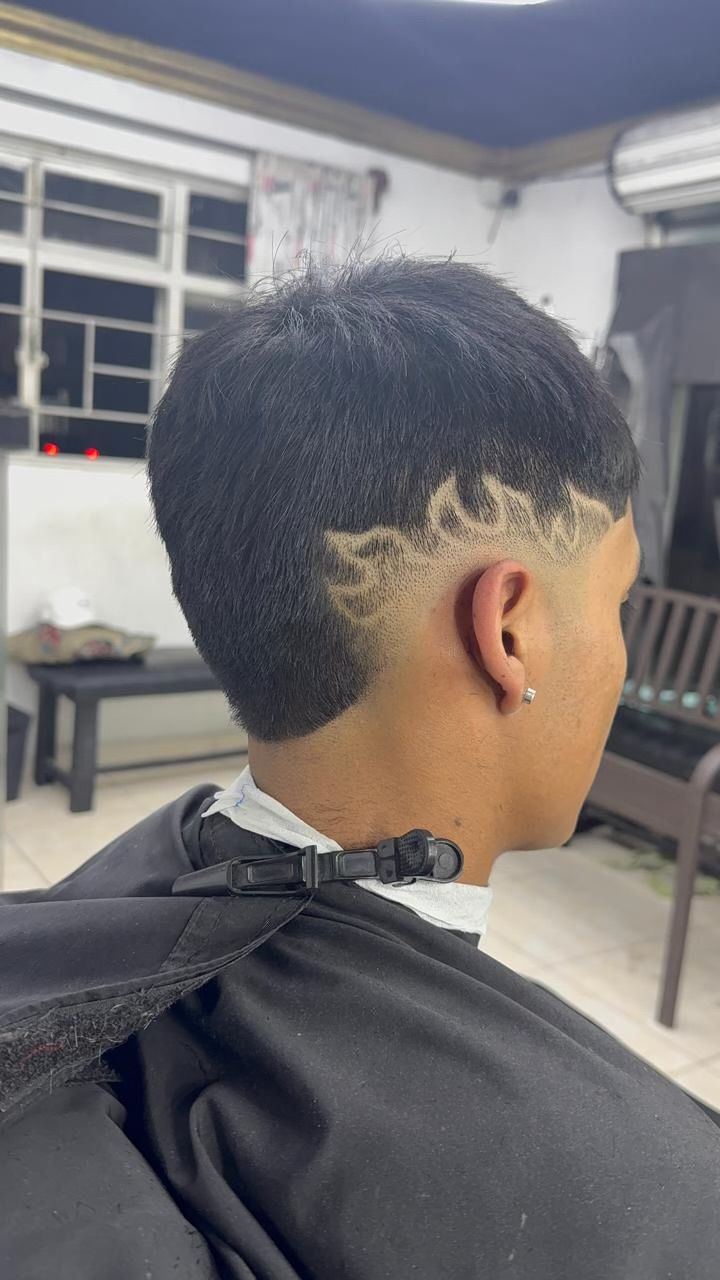 Corte con greca de flamas a mano alzada, Tómala Barbón